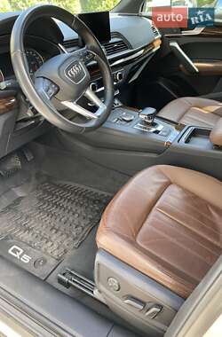 Внедорожник / Кроссовер Audi Q5 2017 в 