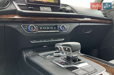 Внедорожник / Кроссовер Audi Q5 2017 в 