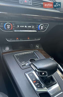 Внедорожник / Кроссовер Audi Q5 2018 в 