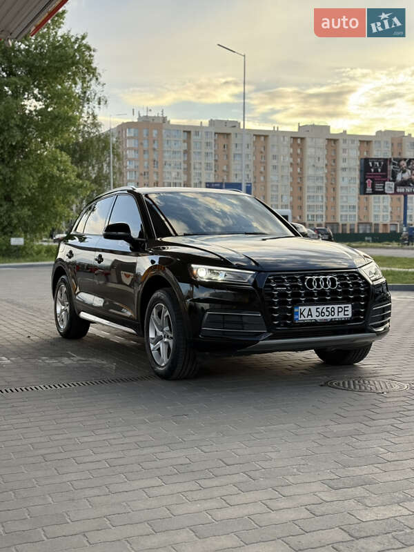 Внедорожник / Кроссовер Audi Q5 2017 в 