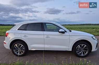 Позашляховик / Кросовер Audi Q5 2024 в 