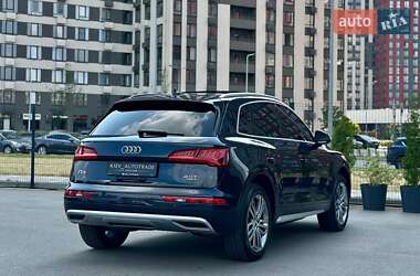 Внедорожник / Кроссовер Audi Q5 2017 в 