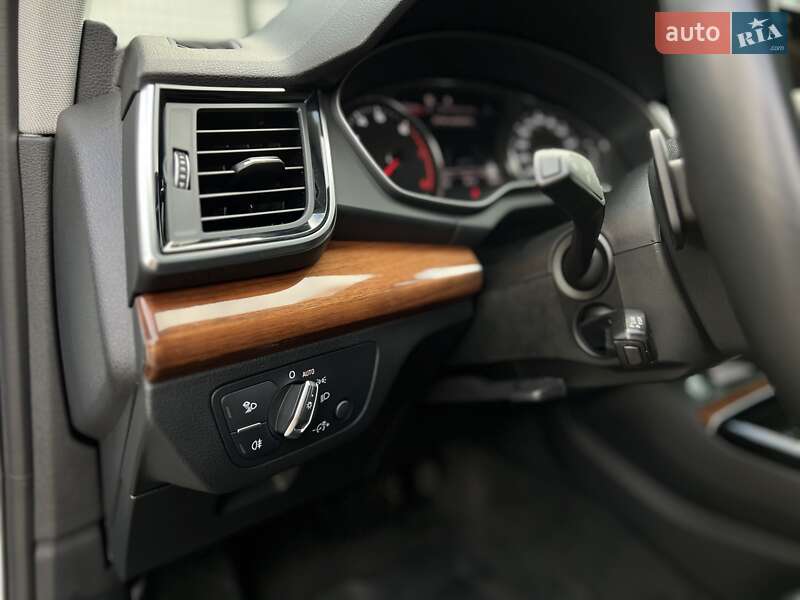 Позашляховик / Кросовер Audi Q5 2020 в Ужгороді