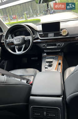 Внедорожник / Кроссовер Audi Q5 2017 в 