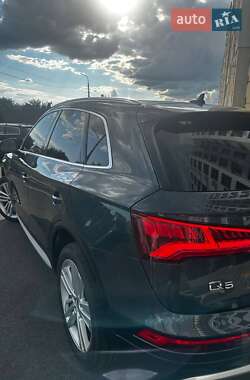 Внедорожник / Кроссовер Audi Q5 2017 в 