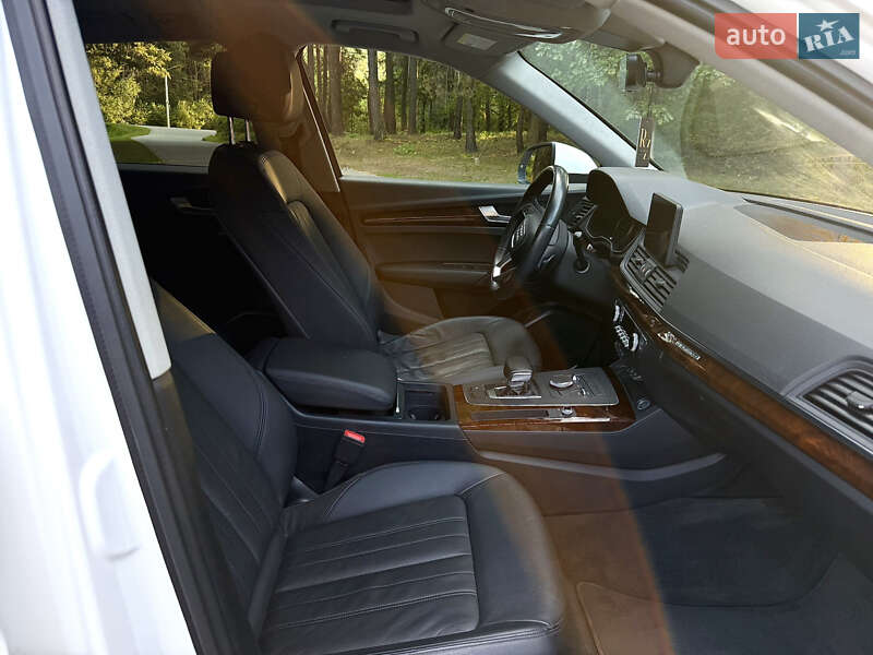 Внедорожник / Кроссовер Audi Q5 2017 в Новояворовске