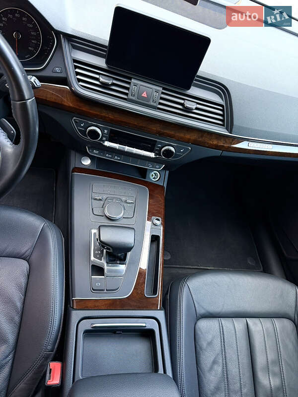 Внедорожник / Кроссовер Audi Q5 2017 в Новояворовске