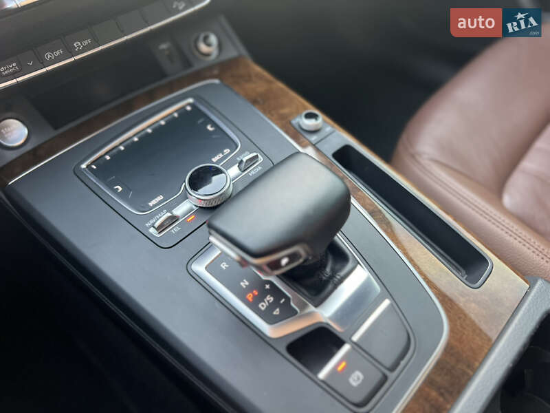 Позашляховик / Кросовер Audi Q5 2017 в Ужгороді