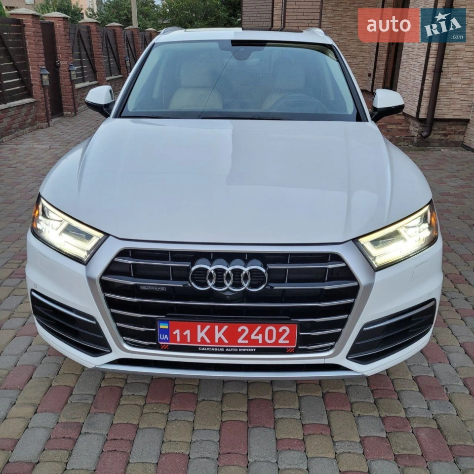 Двигун 2.0 TFSI на 252 к.с(динамічний та надійний gen3).
    Продаю Audi Q5 2018 року в топовій комплектації Prestige.
    Диски R20 нова гума Continental Cross LX Sport 255/45 R20
    Автомобіль готовий до експлуатації: замінено мастило та фільтра, зроблена діагностика, виконана перепрошивка Мультимедіа, та карт навігації.
  Комплектація PRESTIGE (ТОП): Головна перевага цього авто — набір опцій, який рідко зустрінеш у звичайних Q5:
    Підігрів передніх та задніх сидінь.
    Топові Full LED фари з функцією автоматичного вирізання зустрічного потоку "Matrix beam" — ідеальна видимість вночі без засліплення інших водіїв.
    Преміальна акустика Bang & Olufsen (3D звучання).
    Проекція на лобове скло "Head-Up Display": Швидкість, навігація та інформування стану авто прямо перед очима.
    Камери 360°, Система кругового огляду, вид зверху.
 Безпека та Асистенти: Повний пакет активної безпеки для траси та міста:
    Адаптивний круїз-контроль.
    Утримання в смузі "Lane Assist": Авто саме підрулює.
    Датчики сліпих зон.
    Система екстреного гальмування "Audi Pre Sense".
    Зчитування дорожніх знаків.
  Мультимедіа та Інтер'єр:
    Virtual Cockpit: Повністю цифрова приладова панель.
    Ambient підсвітка салону
    Українізоване меню: Прошивка адаптована, наші карти навігації, радіо парні частоти.
    3-х зонний клімат-контроль (окреме налаштування для задніх пасажирів).
    Панорамний дах з люком.
    Безключовий доступ на всіх дверях та сенсорне відкривання багажника.
    Шторка багажника.
Запрошую на огляд.