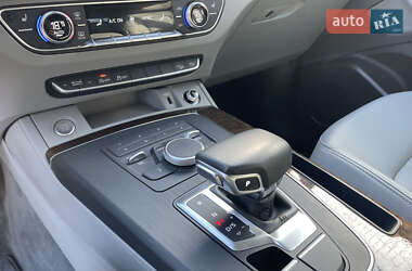 Позашляховик / Кросовер Audi Q5 2019 в 