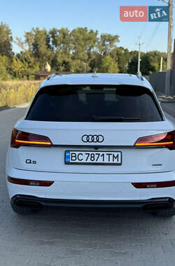 Внедорожник / Кроссовер Audi Q5 2021 в 