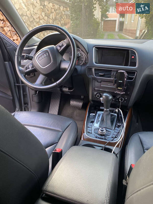 Внедорожник / Кроссовер Audi Q5 2011 в Великом Березном