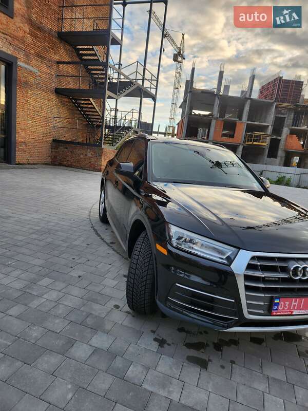 Внедорожник / Кроссовер Audi Q5 2018 в Остроге