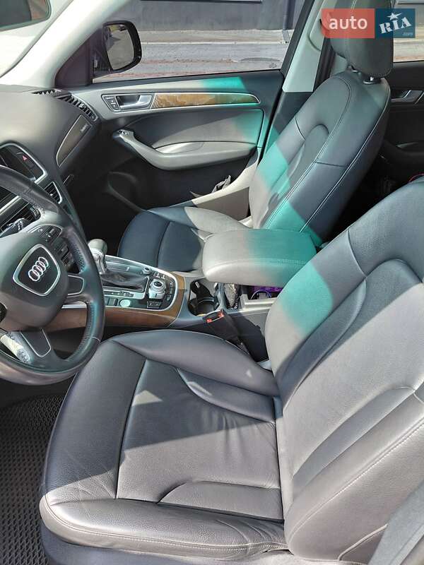 Позашляховик / Кросовер Audi Q5 2017 в Вараші