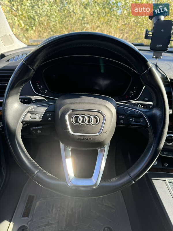 Внедорожник / Кроссовер Audi Q5 2017 в Новояворовске