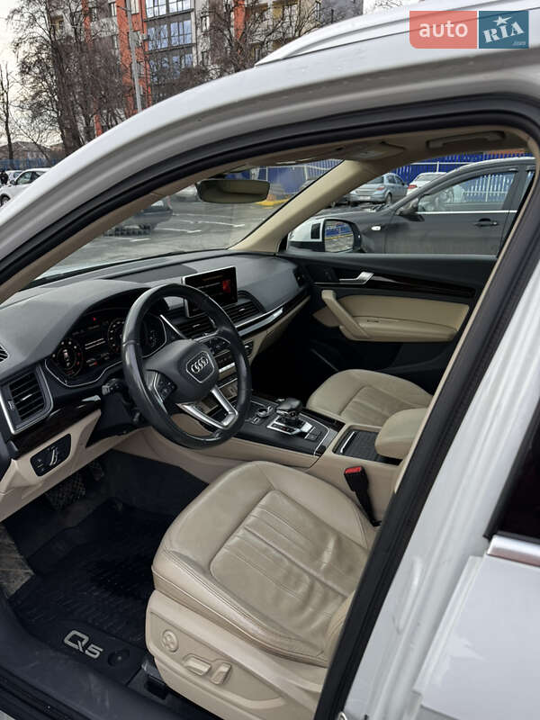 Позашляховик / Кросовер Audi Q5 2018 в Ужгороді