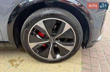 Позашляховик / Кросовер Audi Q6 e-tron 2024 в 