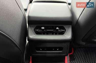 Позашляховик / Кросовер Audi Q6 e-tron 2024 в 