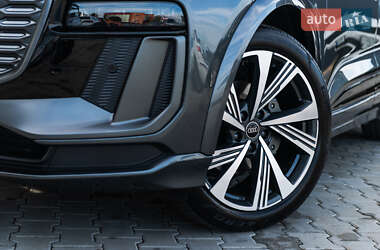 Позашляховик / Кросовер Audi Q6 e-tron 2024 в 