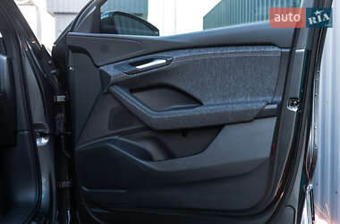 Позашляховик / Кросовер Audi Q6 e-tron 2024 в 