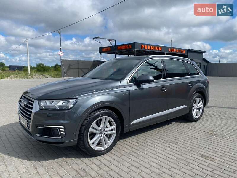 Минивэн Audi Q7 e-tron 2016 в Радехове