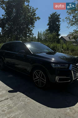 Позашляховик / Кросовер Audi Q7 e-tron 2017 в 