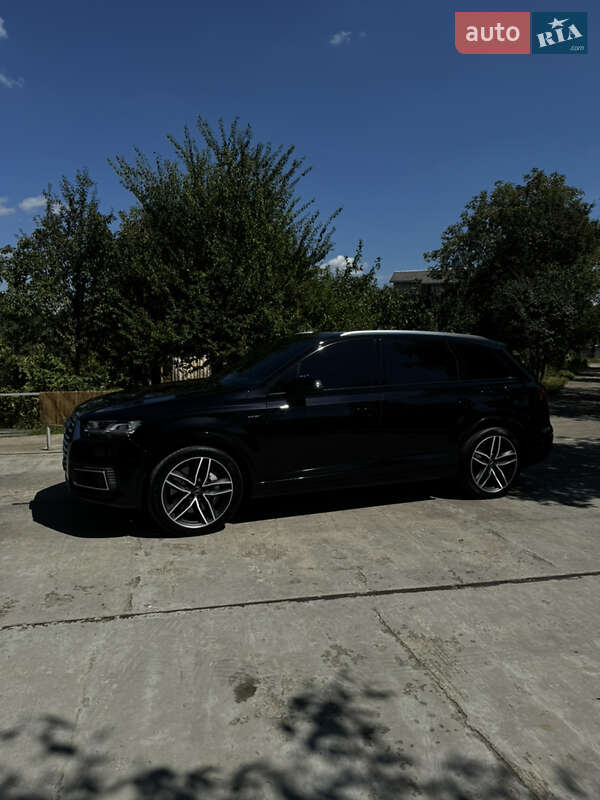 Позашляховик / Кросовер Audi Q7 e-tron 2017 в Івано-Франківську