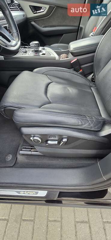 Позашляховик / Кросовер Audi Q7 e-tron 2016 в Шептицькому