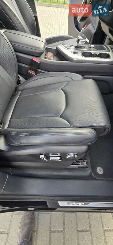 Позашляховик / Кросовер Audi Q7 e-tron 2016 в Шептицькому