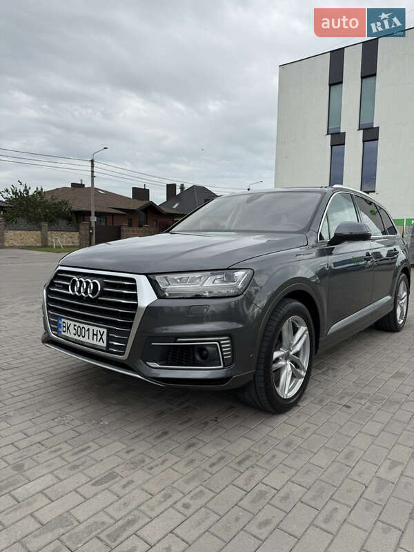 Внедорожник / Кроссовер Audi Q7 e-tron 2017 в 