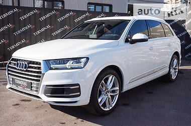 Позашляховик / Кросовер Audi Q7 2017 в 