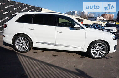 Позашляховик / Кросовер Audi Q7 2017 в 