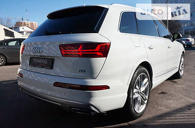 Позашляховик / Кросовер Audi Q7 2017 в 