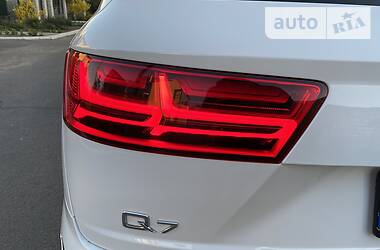 Позашляховик / Кросовер Audi Q7 2016 в 