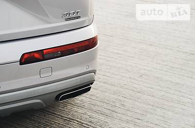 Позашляховик / Кросовер Audi Q7 2017 в 