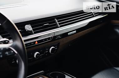 Позашляховик / Кросовер Audi Q7 2017 в 