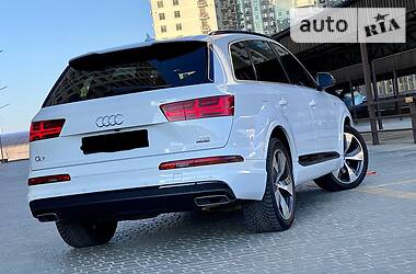 Позашляховик / Кросовер Audi Q7 2016 в 
