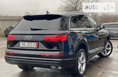 Внедорожник / Кроссовер Audi Q7 2016 в 
