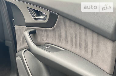 Внедорожник / Кроссовер Audi Q7 2016 в 