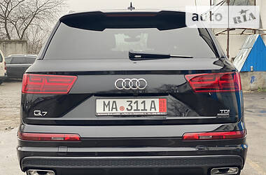 Внедорожник / Кроссовер Audi Q7 2016 в 
