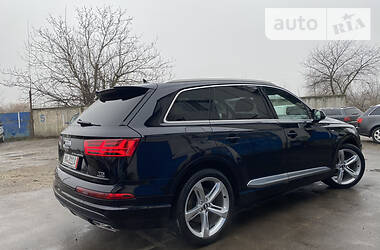 Внедорожник / Кроссовер Audi Q7 2016 в 