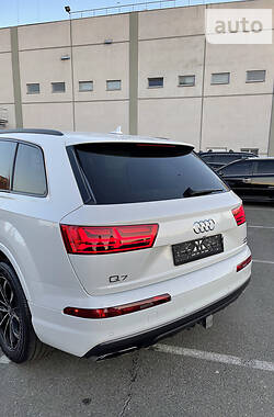 Внедорожник / Кроссовер Audi Q7 2017 в 