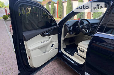 Внедорожник / Кроссовер Audi Q7 2017 в 
