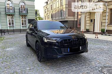 Позашляховик / Кросовер Audi Q7 2021 в 