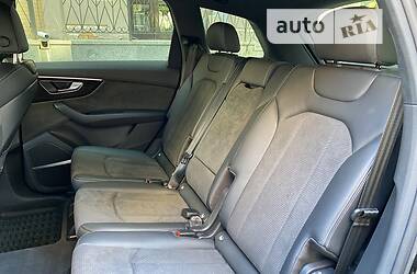 Позашляховик / Кросовер Audi Q7 2021 в 
