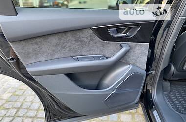 Позашляховик / Кросовер Audi Q7 2021 в 