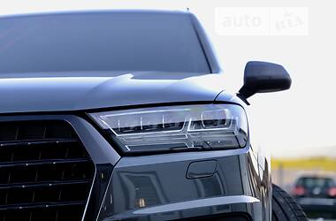 Позашляховик / Кросовер Audi Q7 2018 в 