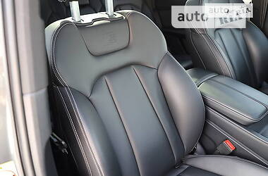 Позашляховик / Кросовер Audi Q7 2018 в 