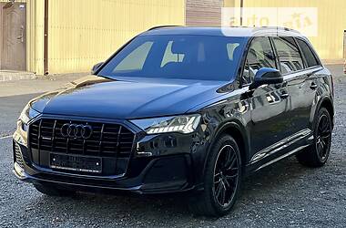 Позашляховик / Кросовер Audi Q7 2021 в 