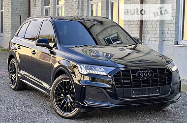 Позашляховик / Кросовер Audi Q7 2021 в 